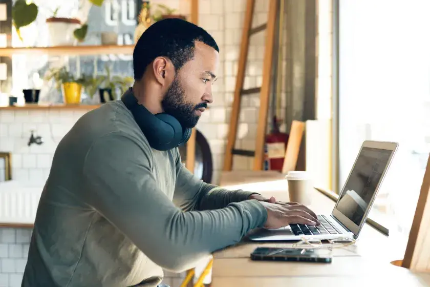 A soon-to-be-divorced man sits at a desk reading about alimony on his laptop computer. Not every person or couple will qualify for alimony payments, and what qualifies a spouse for alimony changes from state to state.