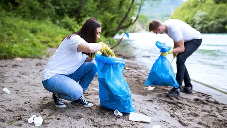 volunteers-pick-up-trash